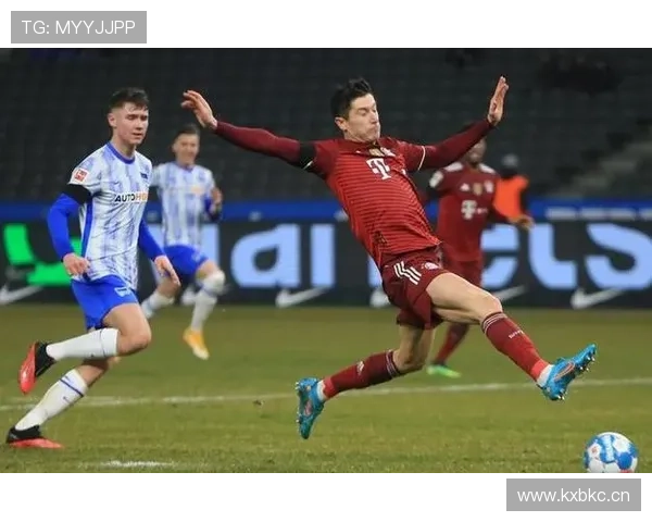 [德甲]吉滕斯闪开防守 右脚兜射扩大比分.